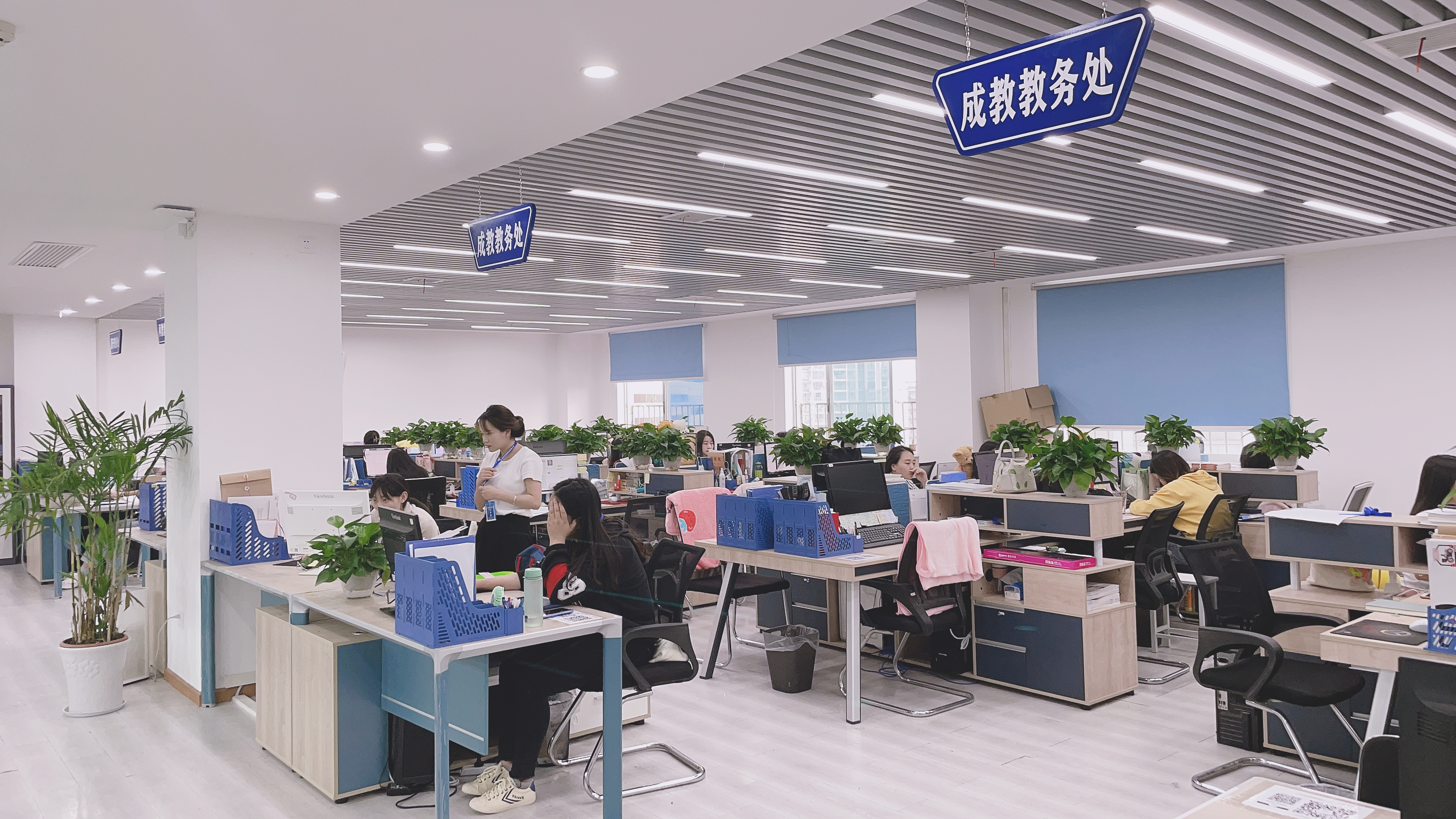 湖北民族大學(xué)繼續(xù)教育學(xué)院領(lǐng)導(dǎo)參觀辦公室環(huán)境