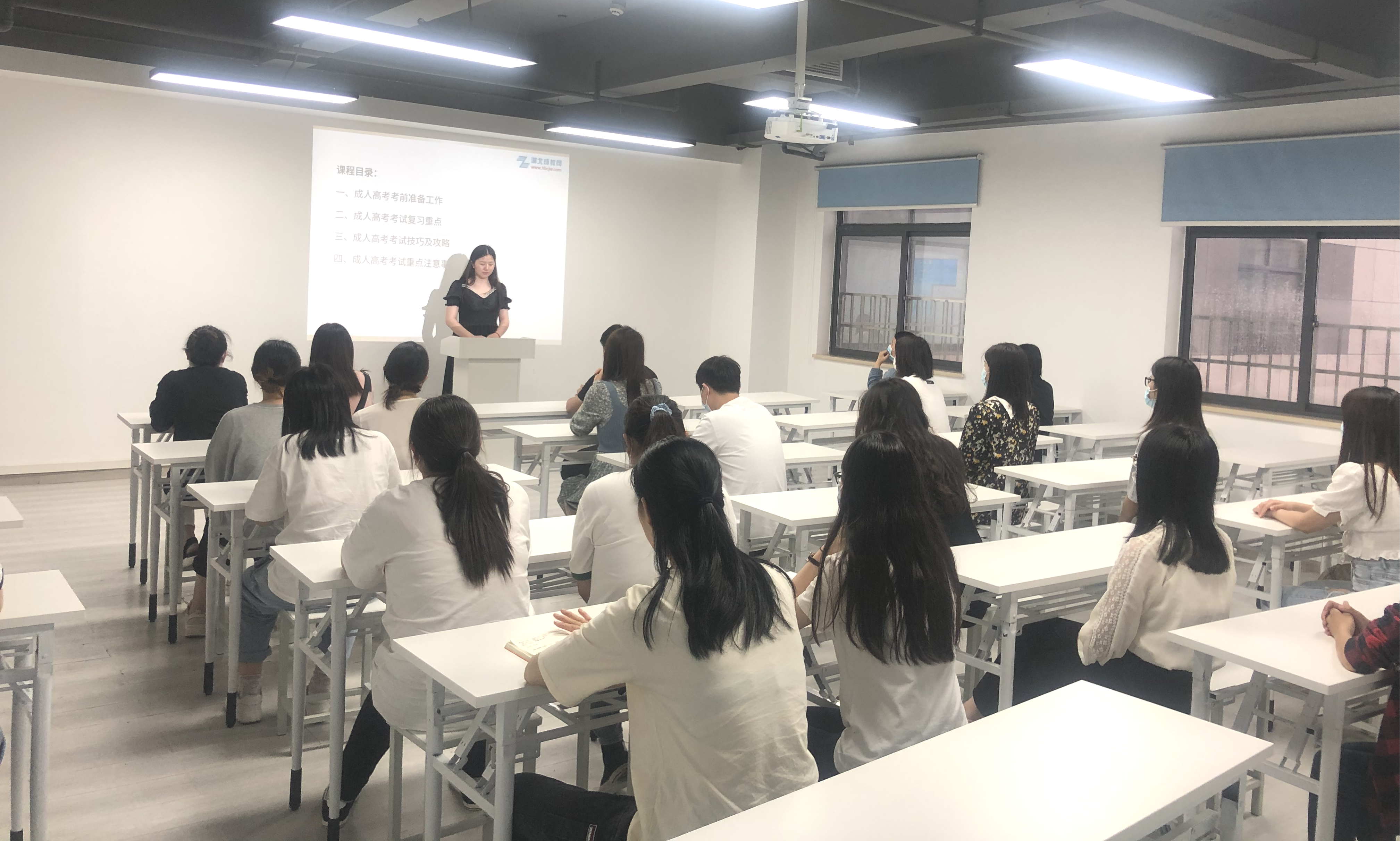 湖北大學(xué)教育學(xué)院領(lǐng)導(dǎo)參觀我校師生上課場(chǎng)景